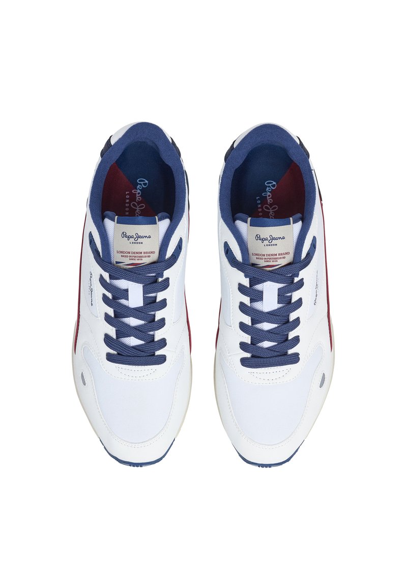 Zapatillas blancas con parte superior de malla, lengua y cordones azules, acentos laterales rojos y suelas de goma blanca texturizada. Logo visible en la lengua.
