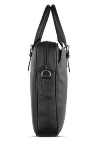 Zwarte leren handtas met een gestructureerde vorm, voorzien van een textuurrijke oppervlakte, bovenste handgrepen en een zijritssluiting. Zilveren hardware accenten zichtbaar.