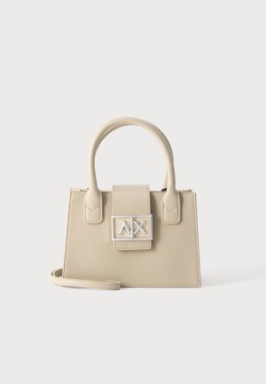 Sac à main structuré beige avec deux poignées, une bandoulière amovible et un rabat avant avec une boucle argentée au logo A|X.
