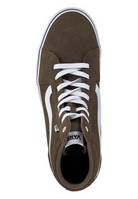 Zapatillas altas de ante marrón con cordones blancos y banda lateral, con un cuello acolchado y suela blanca en contraste. Marca en la lengüeta.