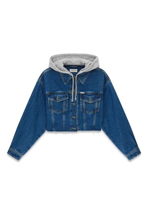 Krótkia kurtka dżinsowa z szarą bluzą z kapturem. Posiada dwie kieszenie na piersi, zapięcia na guziki oraz teksturę niebieskiego denimu. Długie rękawy z mankietami.