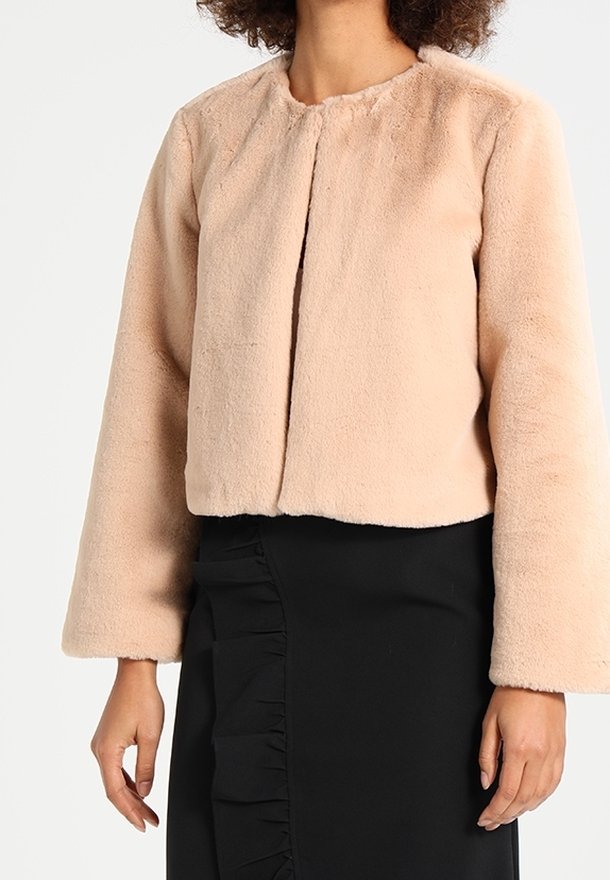 Jasnoróżowa, krótka, puszysta kurtka z okrągłym dekoltem i długimi rękawami; ma z przodu otwarcie bez zapięcia.