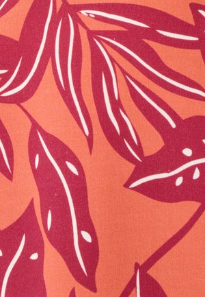Tejido estampado con grandes hojas color marrón en un fondo melocotón, con acentos blancos que resaltan los contornos y detalles de las hojas.