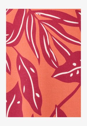 Gepatineerde stof met grote kastanjebruine bladeren op een perzikachtige achtergrond, met witte accenten die de omtrekken en details van de bladeren benadrukken.