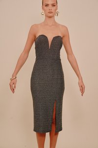 Bezplecu, pieguloša tumši pelēka kleita ar V veida izgriezumu un priekšējā šķēluma detaļu. Izgatavota no teksturēta, spīdīga auduma.