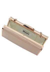 Borsa a mano con un esterno lucido beige e hardware dorato, dotata di una chiusura superiore a cornice e di una tracolla a catena, foderata in tessuto chiaro.