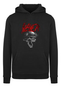 Svart hettegenser med grafisk design av et hodeskalle med hjelm, med "SLAYER" i fet røde bokstaver over. Inkluderer frontlomme.