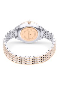 Roestvrijstalen horloge met een tweekleurig zilver en roségouden afwerking, een mesh-armband en een ronde, minimalistische kast met een kristalaccent.
