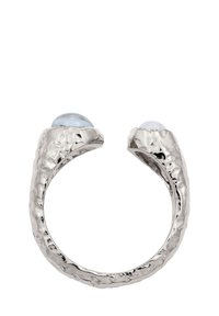 Söljtonad ring med en hamrad yta, som har två runda, genomskinliga stenar – en ljusblå och en klar – på motsatta ändar.