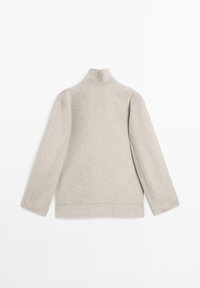 Hellgrauer, strukturierter Sweatshirt mit hohem Kragen und langen Ärmeln; verfügt über eine lockere Passform und keine sichtbaren Verschlüsse oder Verzierungen.