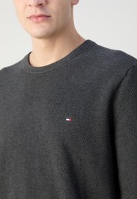 Tommy Hilfiger ESSENTIAL STRUCTURE CREW NECK - Pulóver - dark grey heather