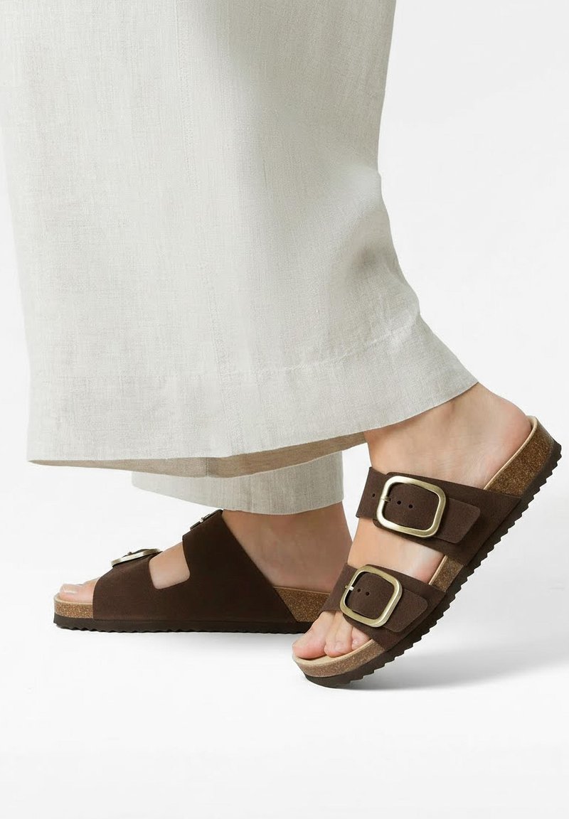 Barna szarvasbőr szandál két széles pánttal és fém csatokkal, parafa talppal és texturált gumitalppal.