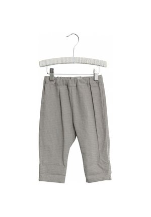 Szare spodenki dla małego dziecka w kratkę, z elastycznym pasem, wiszące na wyściełanym wieszaku z metalowymi klipsami na białym tle.