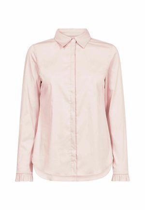 Blouse rose clair à manches longues avec un col pointu, des boutons dissimulés sur le devant et de petits détails à volants sur les poignets.