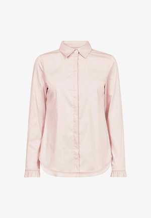 Blouse rose clair à manches longues avec un col pointu, des boutons dissimulés sur le devant et de petits détails à volants sur les poignets.