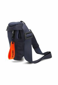 Borsa in tessuto blu navy di piccole dimensioni, con tracolla regolabile e un tirazip arancione brillante. Include un cappuccio testurizzato e un design compatto.