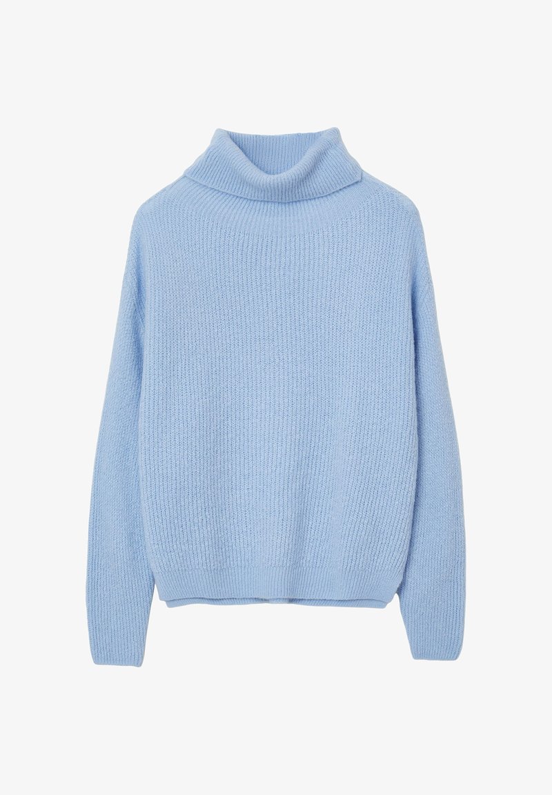 Helles blauer gestrickter Rollkragenpullover mit langen Ärmeln und geripptem Muster, auf einem weißen Hintergrund präsentiert.