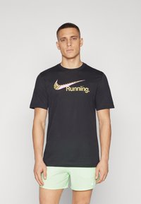 Nike Performance - TEE RUN - T-Shirt sport - black Immagine in miniatura 1