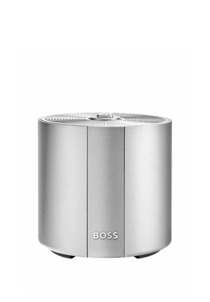 Kompaktný strieborný valcový Bluetooth reproduktor s logom "BOSS" na prednej strane a kruhovou mriežkou na vrchu.