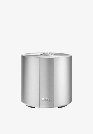 Compact zilverkleurig cilindervormige Bluetooth-speaker met "BOSS"-logo aan de voorkant en een ronde grille bovenop.