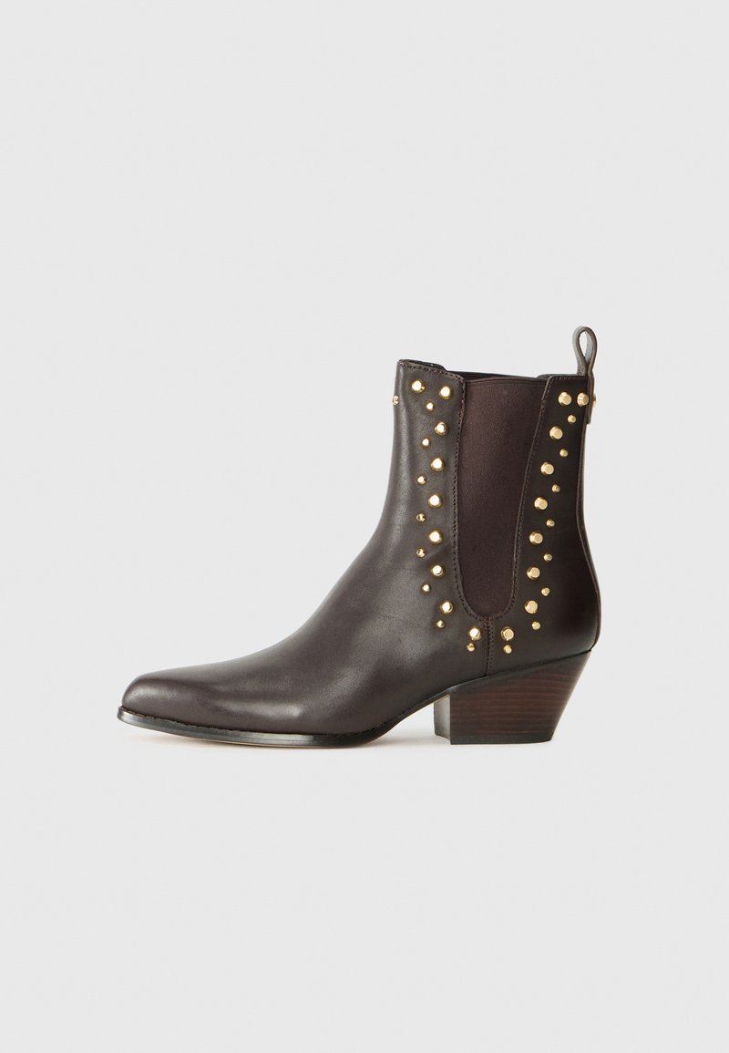 Braune Leder-Ankle-Boots mit spitzer Zehenform, ausgestattet mit dekorativen goldenen Nieten an der Seite und einem niedrigen Holzabsatz.