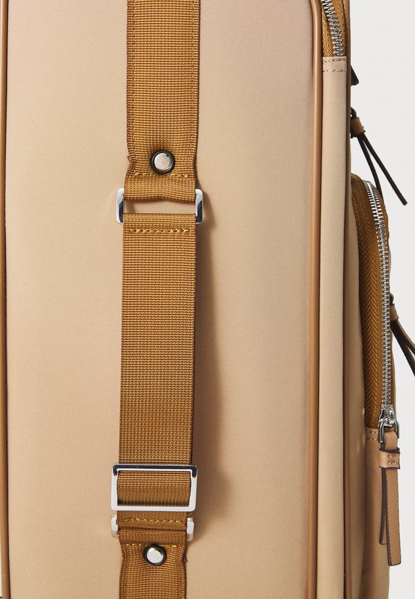 TROLLEY OUT GLOBE  - Wheeled suitcase - camel