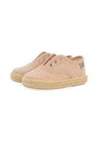 Zapatillas de lona rosa claro con suela de yute trenzado, puntera redonda y ojales de metal para los cordones. Tejido texturizado con un patrón sutil.