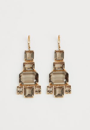 Goldfarbene Ohrringe mit einem geschichteten Design, das mehrere rechteckige braune Glassteine in unterschiedlichen Größen umfasst.