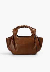 Braune Leder-Handtasche mit geflochtenen Griffen und einem weichen, gerafften Design vor einem schlichten weißen Hintergrund.