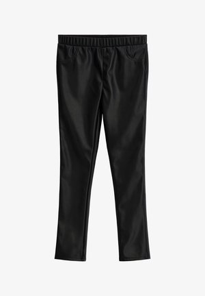 Pantalones de cuero sintético negros con una cinturilla elástica, dos bolsillos frontales y un corte ajustado. La tela tiene una textura suave y brillante.