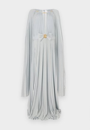 Abito drappeggiato grigio metallizzato con maniche lunghe, scollatura profonda, dettaglio a fiocco in vita e un accento dorato. Tessuto liscio e fluido.