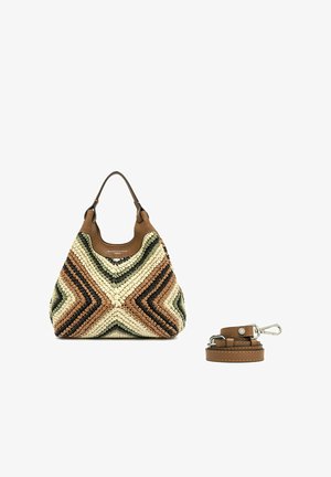Sac à main en cuir brun et tissé multicolore avec motif chevron, doté d'une poignée courte et d'une sangle en cuir détachable avec des fermoirs métalliques.