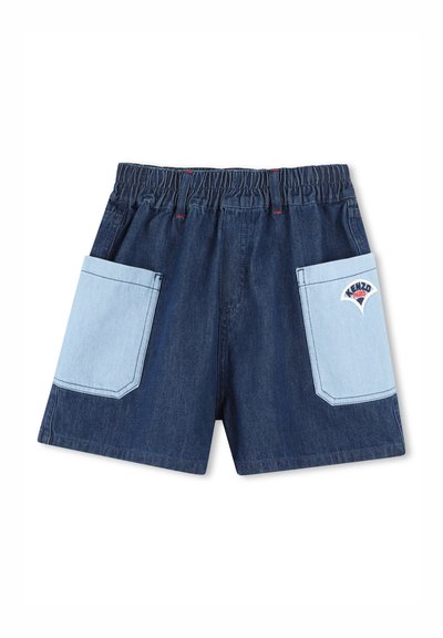 Denim shorts met een elastische tailleband, donkerblauwe kleur en twee lichtblauwe opgestikte zakken met een logo-detail op één zak.