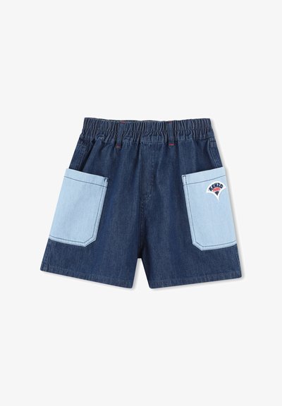 Denim shorts met een elastische tailleband, donkerblauwe kleur en twee lichtblauwe opgestikte zakken met een logo-detail op één zak.