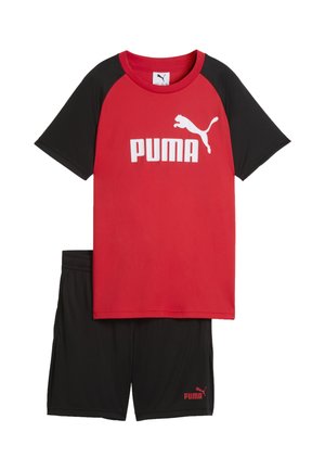 Czerwona i czarna koszulka Puma z krótkim rękawem oraz dopasowane czarne spodenki, obie z białymi i czerwonymi logo Puma.