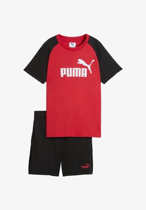 Czerwona i czarna koszulka Puma z krótkim rękawem oraz dopasowane czarne spodenki, obie z białymi i czerwonymi logo Puma.