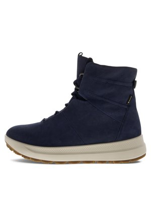Navyblaue High-Top-Schuhe aus strukturiertem Leder mit einer gepolsterten cremefarbenen Sohle. Sie verfügen über eine Schnürung vorne und einen gepolsterten Kragen für zusätzlichen Halt.