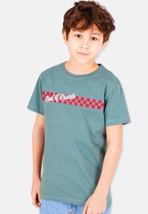 Grünes Baumwoll-T-Shirt mit rotem kariertem Muster und dem Schriftzug "Band of Rascals" auf der Brust. Kurze Ärmel und runder Halsausschnitt.