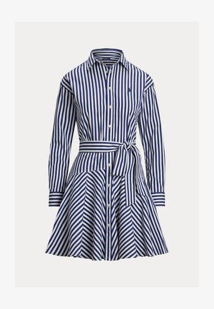 Blau-weiß gestreiftes Hemdblusenkleid mit langen Ärmeln, Knopfleiste vorne, Kragen, Taillengürtel und ausgestelltem Rock mit diagonalen Streifen.