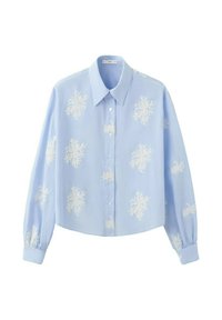 Svetlomodrá košeľa s dlhým rukávom na zapínanie na gombíky, s ostrým golierom a bielou kvetinovou výšivkou roztrúsenou po celom materiáli.
