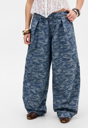 BDG Urban Outfitters CAMO BOBBI - Baggy fit teksad - denim