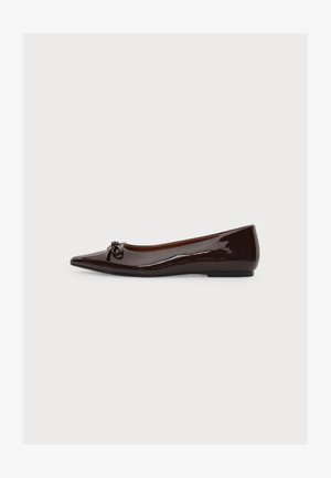Ballerine plate en cuir verni brun foncé avec bout pointu, petit nœud à l'avant et semelle noire basse, présentée sur fond blanc.