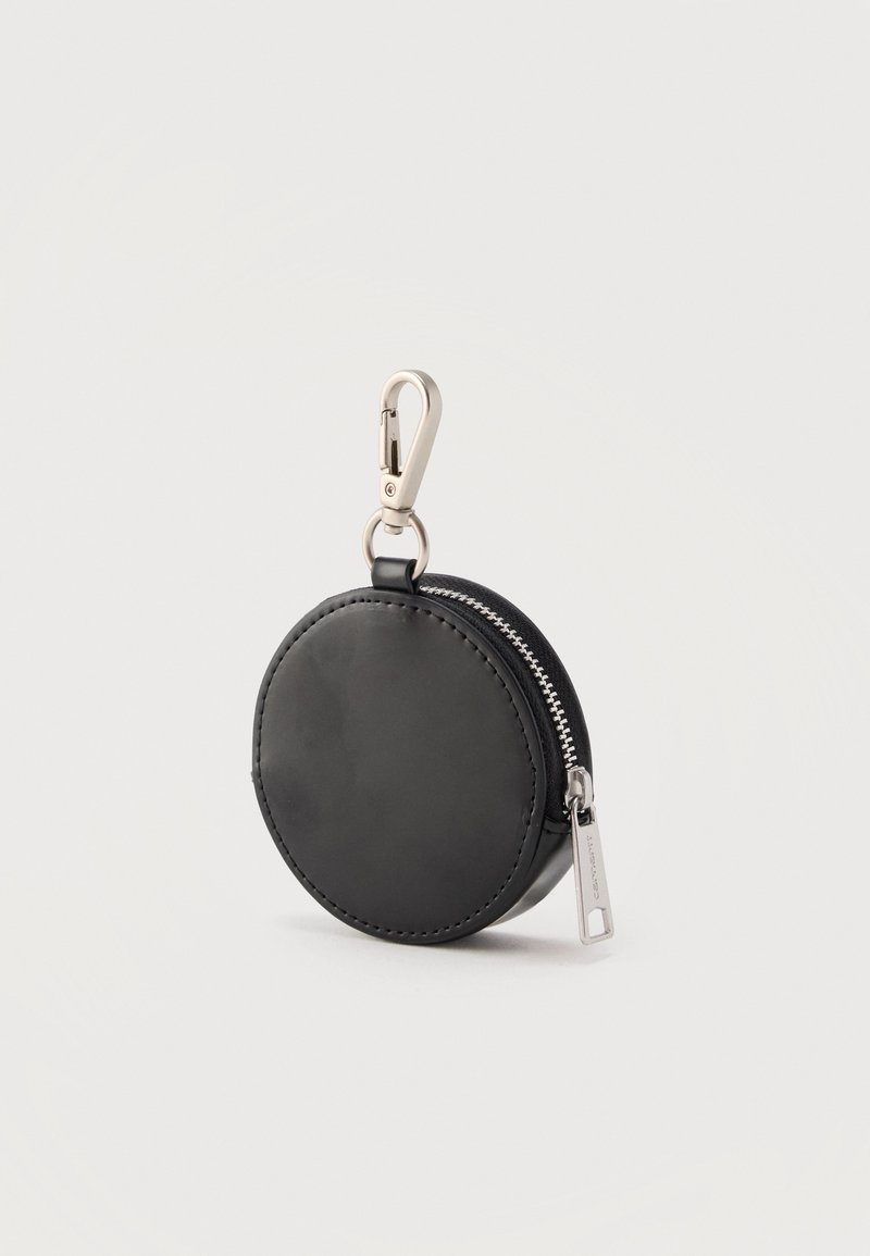 Pochette ronde en cuir noir pour pièces avec fermeture éclair argentée et crochet métallique pour l’attacher aux sacs ou ceintures.