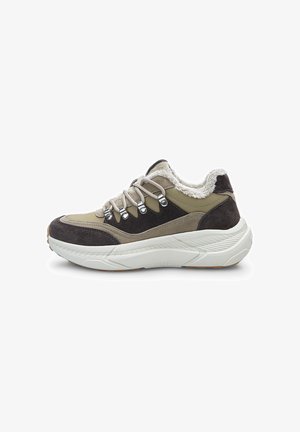 Zapatilla chunky con paneles de ante beige y marrón oscuro, suela blanca gruesa, cordones beige, ojales de metal y forro de felpa blanca alrededor del cuello.
