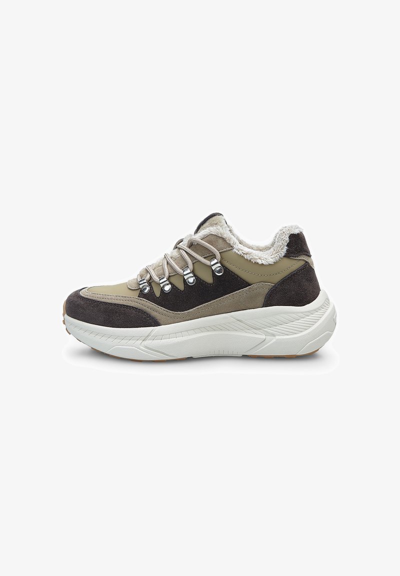 Chunky sneaker met beige en donkerbruine suède panelen, dikke witte zool, beige veters, metalen oogjes en witte fleece voering rond de kraag.