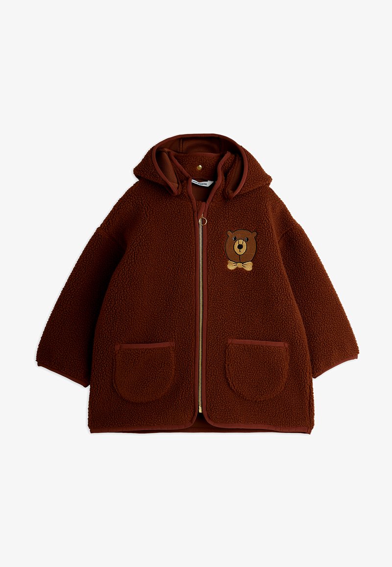 Chaqueta de forro polar marrón con textura suave, cremallera dorada y bordado de un oso en el pecho. Cuenta con dos bolsillos frontales.