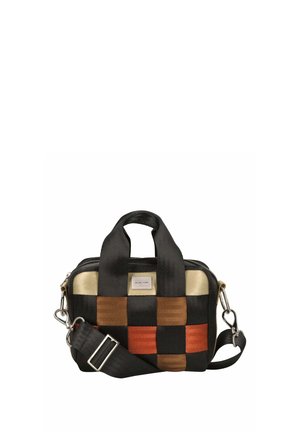 Pieni suorakaiteen muotoinen käsilaukku, jossa musta, ruskea, oranssi ja beige ruutukuvio, mustat kahvat ja säädettävä olkahihna.