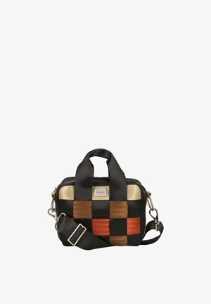 Pieni suorakaiteen muotoinen käsilaukku, jossa musta, ruskea, oranssi ja beige ruutukuvio, mustat kahvat ja säädettävä olkahihna.
