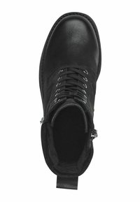 Stivale alla caviglia nero con lacci, con punta in pelle liscia e parte superiore in tessuto texture. Presenta occhielli in metallo, una cerniera laterale e un tassello per il supporto.