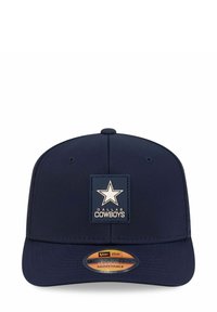 Marineblaues Baseballcap aus Stoff mit einem quadratischen Patch, auf dem ein weißer Stern und der Schriftzug "DALLAS COWBOYS" abgebildet sind. Verstellbarer Riemen auf der Rückseite.